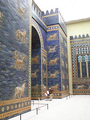 Der rekonstruierte vordere Teil des Ischtar-Tores im Berliner Pergamonmuseum.