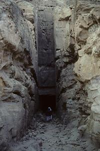Das obere Tunnelportal mit 4m Höhe und 4m Breite am Ende des zweiten Einschnitts mit himiaritischer Inschrift, die den Zweck des Tunnels erklärt.