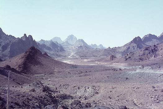 Die wilde Schotterpiste führt durch eine der bizarrsten Landschaften der Erde.