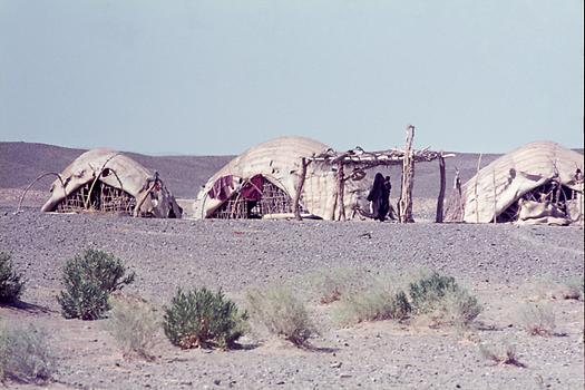 Eine Gruppe von Kuppelzelten nahe Iranschahr