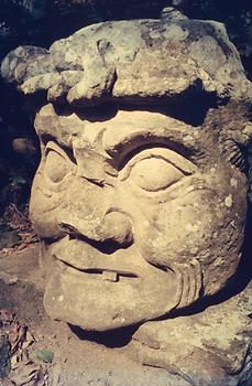 Der Kopf einer der riesigen Atlantenfiguren am Nordosteck von Bauwerk STR11in Copán
