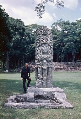 Stele A auf dem großen Zeremonienhof von Copán