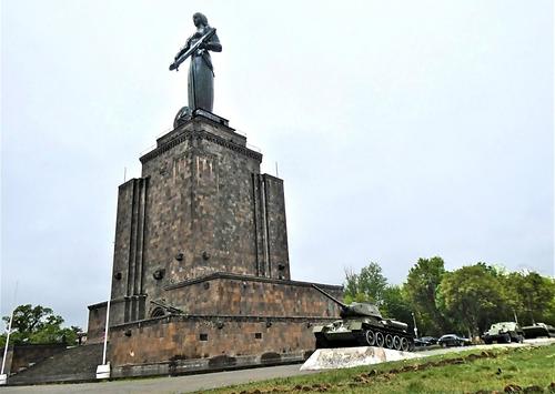 Die 'Mutter Armenien' in der Hauptstadt Jerewan blickt böse in Richtung Türkei.