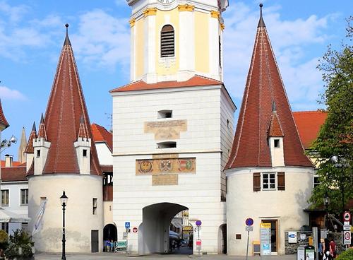 Das Steiner Tor, früher Teil der Stadtmauer, ist das Wahrzeichen von Krems