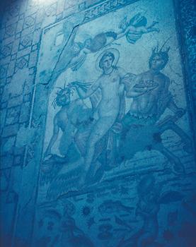 Römischer Mosaikfußboden im “Haus der Amphitrite“ in Bulla Regia. Das Mosaik stellt Venus als Amphitrite mit zwei Zentauren dar.