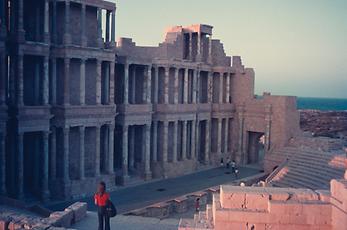 Die zum Teil rekonstruierte Scaenae des Theaters von Sabratha.