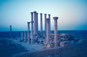 Säulen in Sabratha im Abendlicht am Mittelmeer.