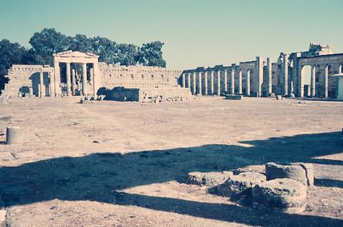 Der südliche und östliche innere Portikus des Caesareums.