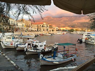 Der kleine Hafen Agios Nikolaos