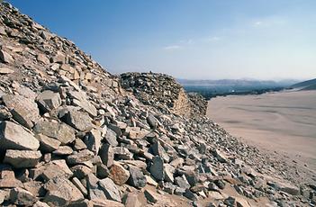 The mighty outer defensive wall. In the background the fertile Casma Valley.