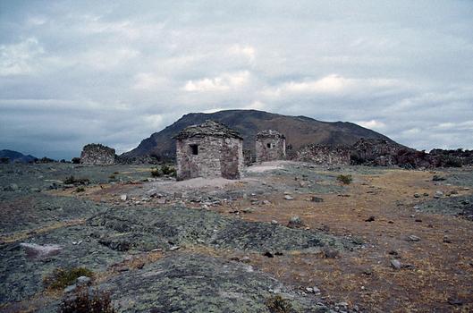 Grabbauten, Chullpas, und Ruinen von Marcahuasi.