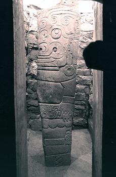 Der Lanzon ist eine mehr als 4 m hohe Stele, ein Monolith aus der Zeit um 1000 v. Chr. Er trägt das sehr fein gearbeitete Flachrelief eines Monsters.