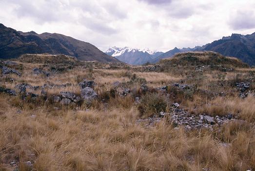 Beide Pyramiden auf dem Cerro San Ramon in Richtung der schneebedeckten Berge des Huascaran-Massivs aufgenommen.
