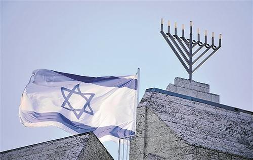 Israels Flagge und ein Chanukkaleuchter in Jerusalem