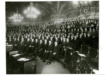 Die Abgeordneten der ersten provisorischen Nationalversammlung bei deren Konstituierung im Niederösterreichischen Landhaus, 21.10.1918.