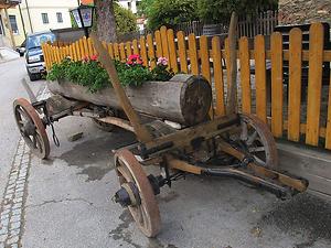 Einst ein Wertgegenstand, heute bloß noch ein Dekorationsgegenstand: Der robuste Wagen mit der Drehschemel-Lenkung. (Foto: Martin Krusche)