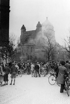 Brennende Synagoge in Bamberg während der Kristallnacht (1938).