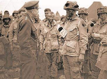 General Eisenhower spricht am Tag vor der Invasion mit Fallschirmspringern