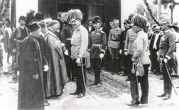 Sarajevo, 28. Juni 1914: Erzherzog Franz Ferdinand (Mitte) plaudert mit den regionalen Honoratioren
