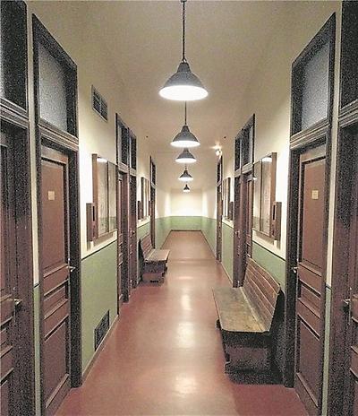 Der abgebildete lange Gang befindet sich im Elsasser Memorial, man kann die Zimmer betreten und findet sich plötzlich in einem Verhörraum der Nazis wieder