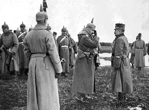 Der deutsche Kaiser Wilhelm (M.) auf Truppenvisite. Die Stäbe tobten vor Wut, als sie von den Verbrüderungen erfuhren