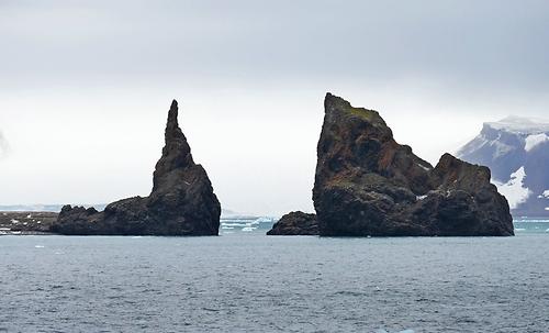 Markantes Wahrzeichen von 'Zemlya Frantsa Josifa': Die zwei Basaltsäulen des Kap Tegetthoff