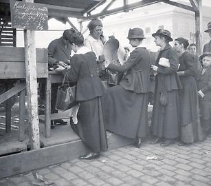 Warten. Die Frauen im Hinterland des Krieges mussten viele Stunden für Lebensmittel oder Kohle anstehen., Foto: © IMAGNO/ONB