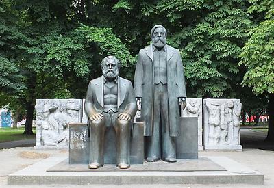 Marx-Engels-Denkmal nach der Versetzung an die Karl-Liebknecht-Straße
