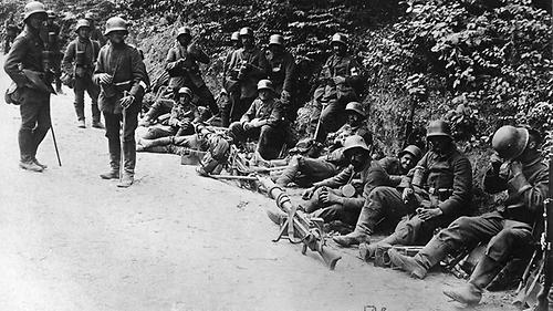Deutsche Angriffstruppen mit MG 08/15 (Schlacht von Caporetto, italienische Front, 1. Weltkrieg, 1. Weltkrieg, 1917)
