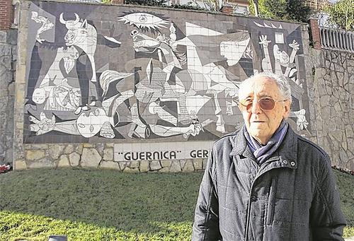 Zeitzeuge Luis Iriondo vor der Kopie des Picasso-Gemäldes