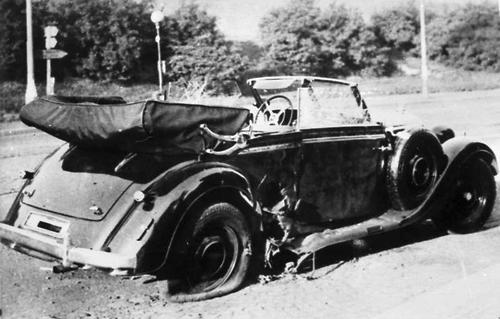Der Wagen Heydrichs in Prag nach dem Attentat am 27. Mai 1942.