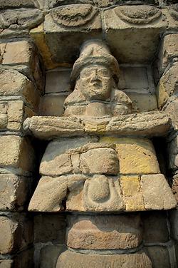 Im Bild eine weibliche Gottheit auf der Fassade des Tempels der Inana, der im Vorderasiatischen Museum in Berlin zu finden ist.
