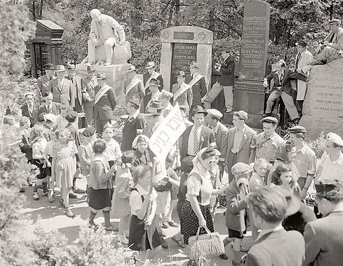 Gedenkmarsch von Wiener Juden zum Grab von Theodor Herzl am Döblinger Friedhof