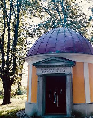 Die Károly-Kapelle erinnert an die geschichtsträchtige Landung von Kaiser Karl I.