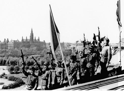 Kampf um Wien. Sowjetische Soldaten auf dem Dach der Neuen Burg. Zeitgleich flüchteten zahlreiche NS-Bonzen nach Westen, Richtung „Alpenfestung“.