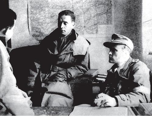Leutnant Ludwig Steiner (re.) bei der Lagebesprechung mit US-Offizieren am 3. Mai 1945 im Gendarmerieposten Zirl