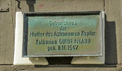 Gedenktafel am Elternhaus Katharina Keplers: Laut ihrem Vater war sie drei Jahre jünger