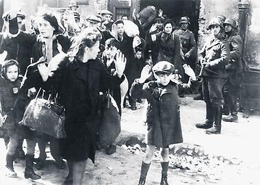 Ghetto, Warschau. Foto aus dem Bericht an den Reichsführer SS Heinrich Himmler über die Deportation in die Vernichtungslagher (Mai 1943), Originaltext im Bericht dazu: 'Mit Gewalt aus Bunkern hervorgeholt', Foto: Wikipedia