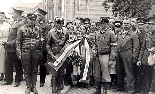Delegation der Kraftfahrer der Wiener Polizei huldigt Rudolf von Habsburg 1932