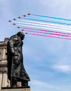 Fliegerstaffel über Churchill-Statue in London