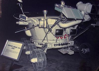 Nach dem verlorenen Wettlauf setzte die UdSSR 1973 das ferngesteuerte Mondmobil Lunachod-2 ein