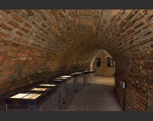 In einem 140 Meter langen, mäandernden Tunnel gedenkt man darin auch den vielen Häftlingen und unfreiwilligen Arbeitern in der Stadt während der Nazi-Herrschaft. - Foto: © J. Kerviel