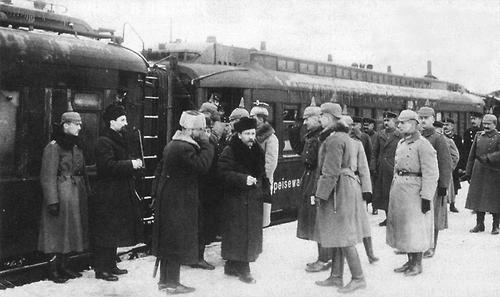 Die sowjetische Delegation mit Leo Trotzki auf dem Bahnhof von Brest-Litowsk (7. Jänner 1918).
