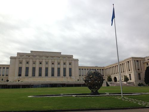 Der Völkerbundpalast in Genf (der ab 1933 der Hauptsitz war) mit der kugelförmigen Himmelsplastik davor