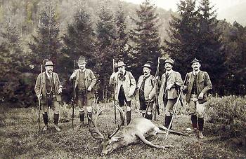 Erinnerungsfoto an eine Ischler Hofjagd mit Kaiser Franz Joseph I. im August 1912