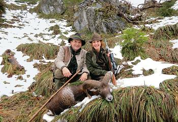 Zeitgenössisches Foto einer Jägerin und eines Jagdführers mit erlegtem Muffel