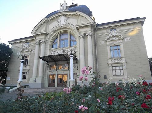 Das von Fellner & Helmer erbaute Theater in Czernowitz.
