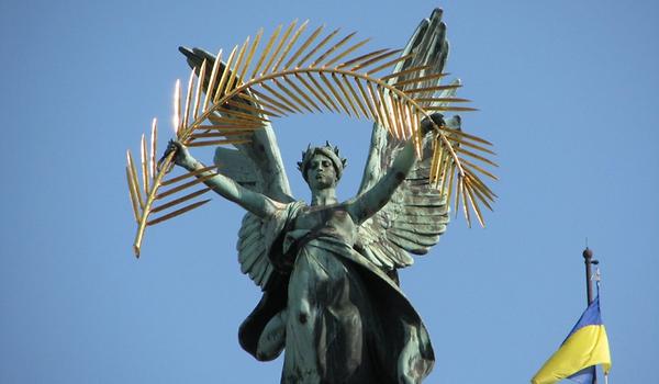 Der Ruhmesengel auf dem Dach der Nationaloper Lwiw.