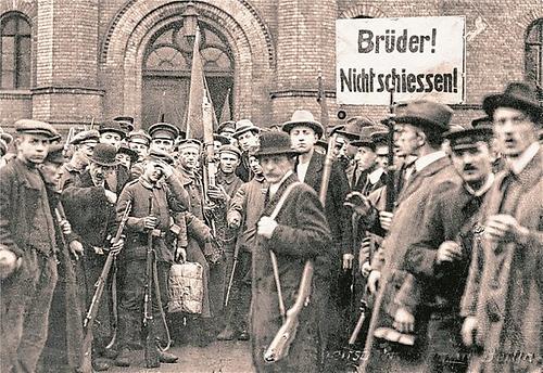 Unter der Parole 'Brüder! Nicht schiessen!' versammelten sich Revoltierende im November 1918 in Berlin vor einer Kaserne