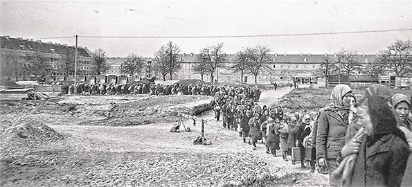 Zwangsarbeiterinnen der 'Hermann Göring Werke' auf dem Weg ins Wohnlager 44 in Niedernhart